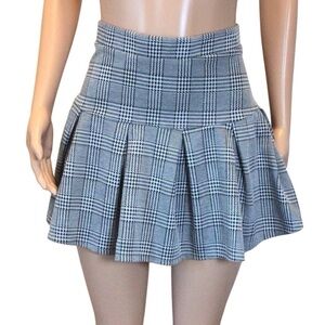 Hesperus Women’s Skirt Size Medium Gray Plaid Pleated Mini Skater Preppy